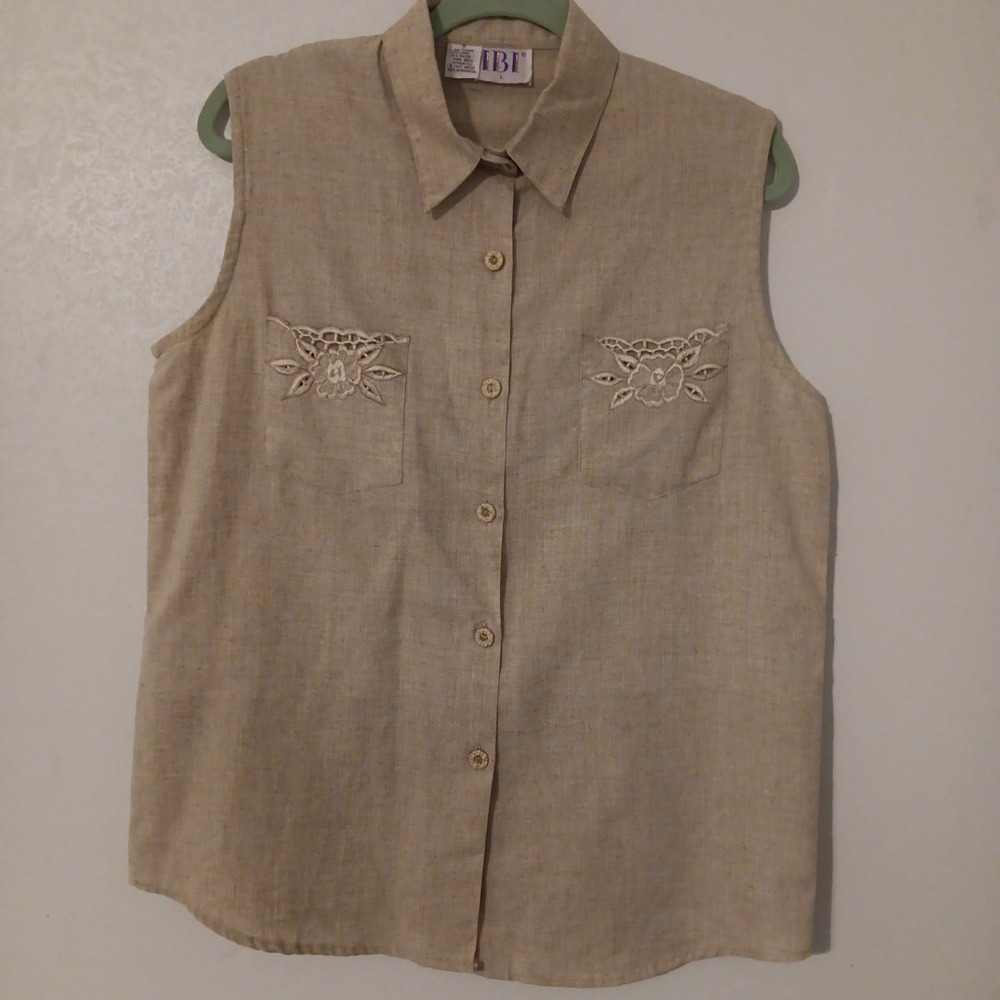IBI Button-up Blouse Women's Sz L Tan Froral‎ Embroidered Pockets And Upper Back